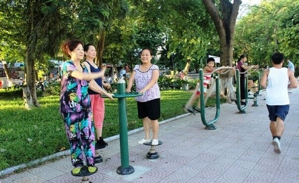 Chọn dụng cụ xoay eo ngoài trời để có eo thon nhỏ