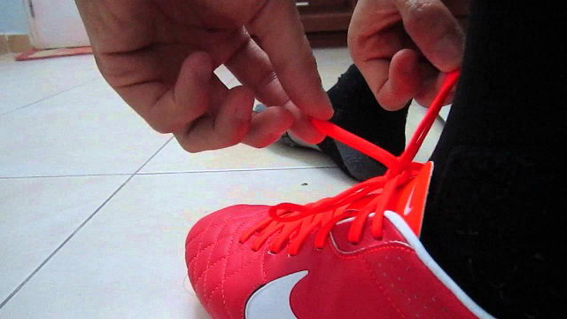 Cách buộc dây giày đá bóng chặt