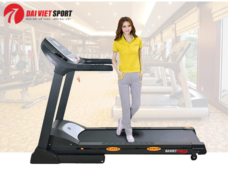 Chỉ nên đứng trên 2 bên lề của máy cho tới khi phần băng chuyển khởi động
