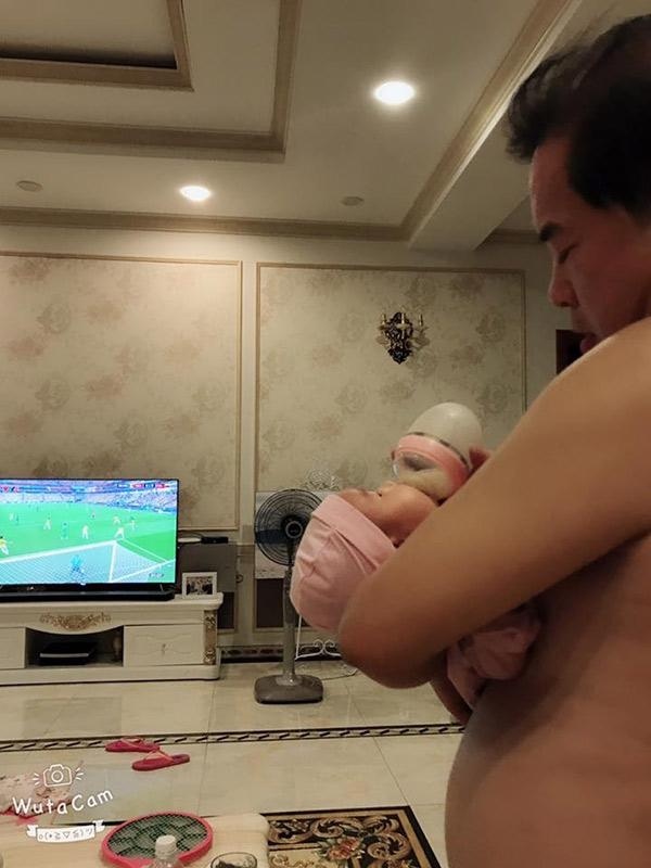 Ông bố doanh nhân thành đạt hơn vợ 25 tuổi tay bế con cho bú, mắt đảo xem World Cup